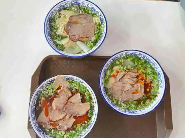 马路牙子牛肉面