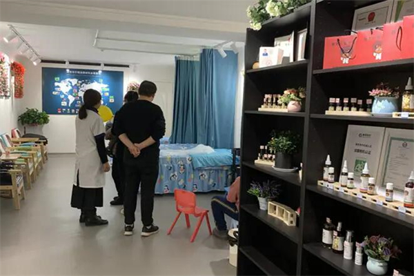 摩芳儿童芳香照护