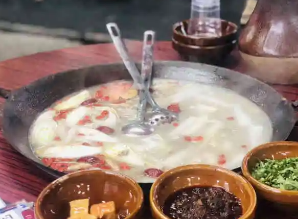 洞氮胡记羊肉馆费多少？条件有哪些