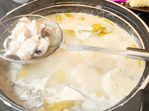 酸菜鱼火锅条件是什么？的费用是多少