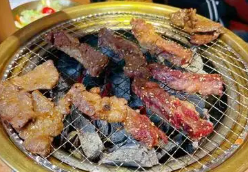 西塔老太太泥炉烤肉店需要多少钱