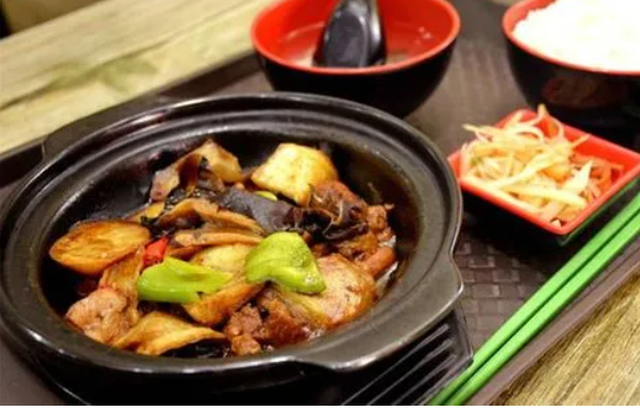吴研黄焖鸡米饭费多少？条件有哪些