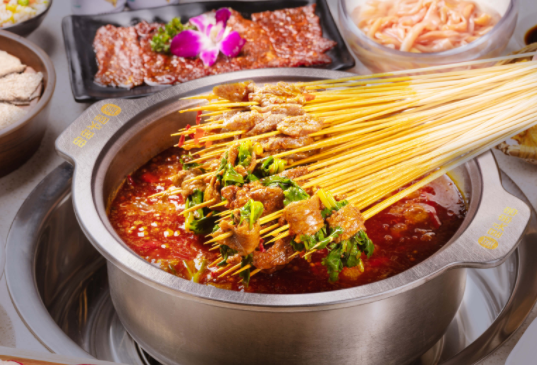 开串串香费多少？屋头串串香口味丰富