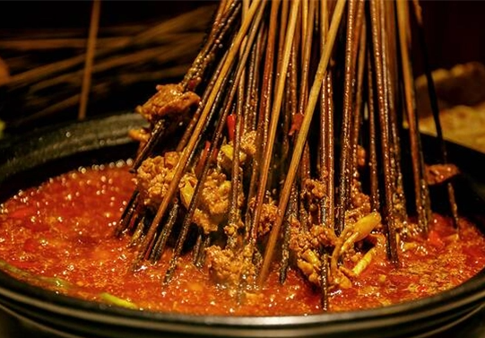 开串串香费多少？屋头串串香口味丰富