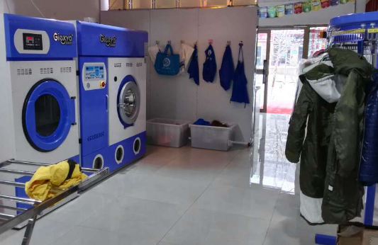 蓝精灵干洗店