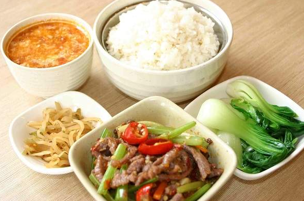 滋啦米香牛肉铁板饭