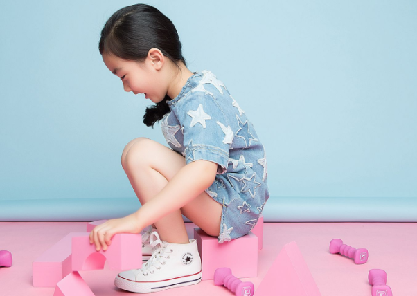 小鬼当家儿童摄影要多少钱？总部在哪