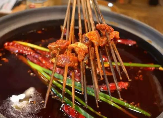 四川小郡肝串串香店多少钱？优势有什么