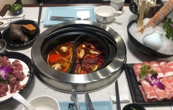 腩潮鲜火锅店