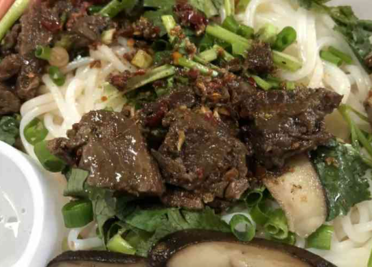 炸舌泡椒牛肉米线