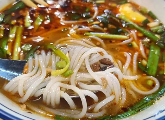 刀小蛮半只鸡过桥米线