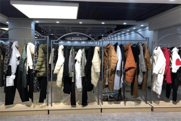 卓简女装产品 门店图片