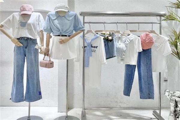 卓简女装产品 门店图片