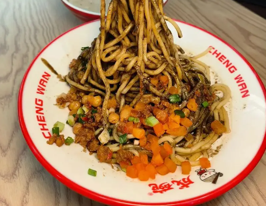 成碗热干面