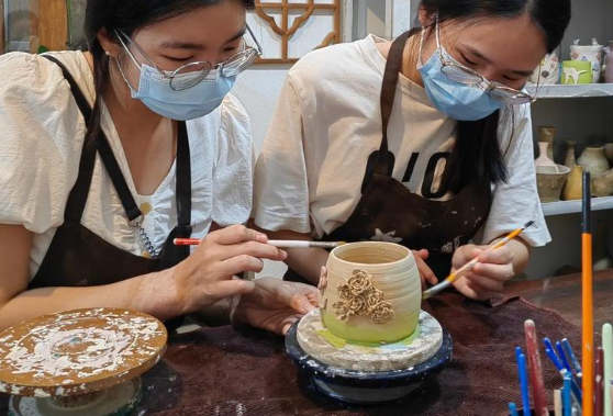 玩泥巴手工陶艺馆
