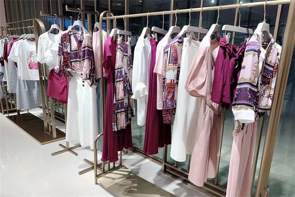 颜华女装产品 门店图片
