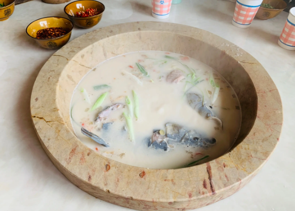 鲜呦蒸汽石锅鱼