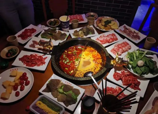 穿的与自助火锅