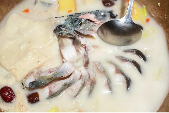 鲜呦蒸汽石锅鱼