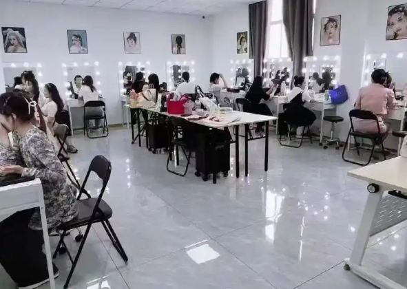 黑光化妆师培训学校