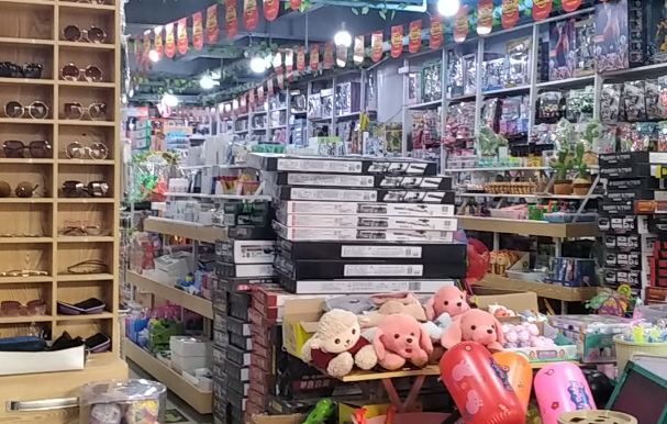 阳光两元店